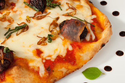 Olive_pizza_with_leaf_240