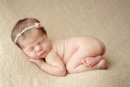 Baltimore_newborn_girl_posed_angela_singleton_photography